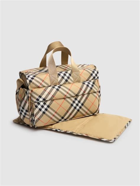 Eine elegante Wickeltasche von Burberry Kids mit dem charakteristischen Karomuster.