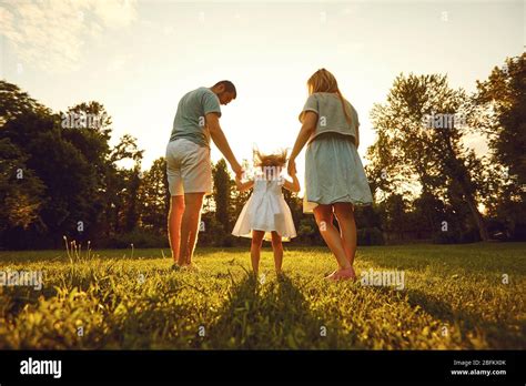 Eine Familie mit Kindern bei einem Konzert