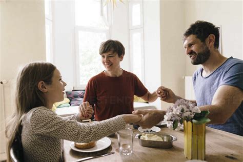 Eine Familie sitzt gemeinsam am Esstisch, das Kleinkind im IKEA Antilop Hochstuhl.