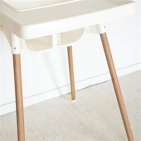 Nahaufnahme der nach außen geneigten Beine des IKEA Antilop Hochstuhls zur Demonstration der Stabilität.