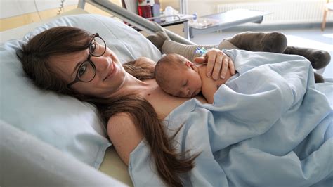 Illustration von Mutter und Neugeborenem im Hautkontakt nach der Geburt