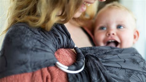 Illustration, die einen Ring Sling und ein langes Tragetuch nebeneinander zeigt, um die Unterschiede in der Konstruktion hervorzuheben.