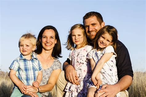 Familie mit drei Kindern, die glücklich spielt