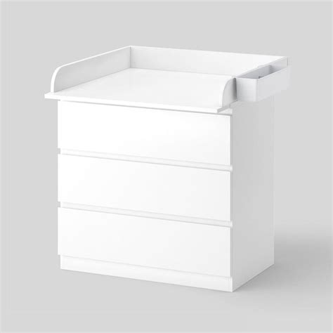 Eine schematische Darstellung des zweistufigen Sicherheitssystems für IKEA Wickelaufsätze, die die Verschraubung mit der Kommode und die Wandbefestigung zeigt.