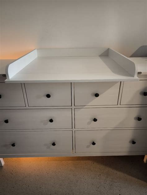 Eine Collage aus verschiedenen IKEA Kommodenmodellen (Malm, Hemnes, Nordli), die mit verschiedenen Wickelaufsätzen zu Wickeltischen umfunktioniert wurden.