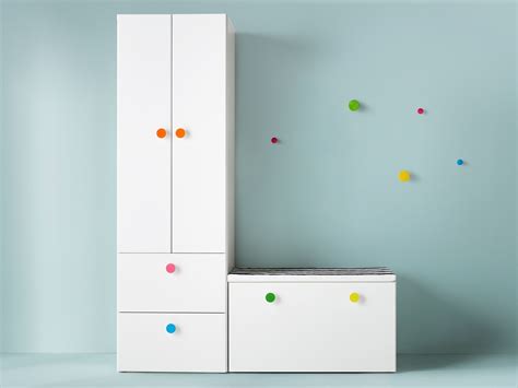 Ein umgebauter IKEA SMÅSTAD Spielzeugtruhe, der nun als Kindertisch mit einer Holzplatte und versteckten Befestigungen dient.