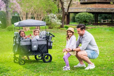Illustration einer Familie, die einen Bollerwagen benutzt, um Kinder und Gepäck zu transportieren.