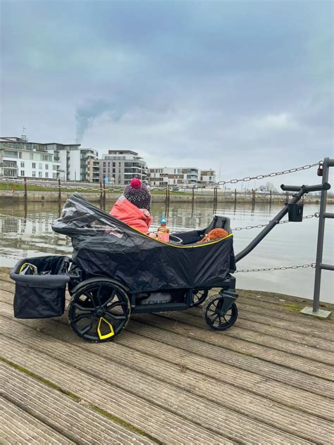 Veer Cruiser Bollerwagen mit Kindern, der über unebenes Gelände fährt.
