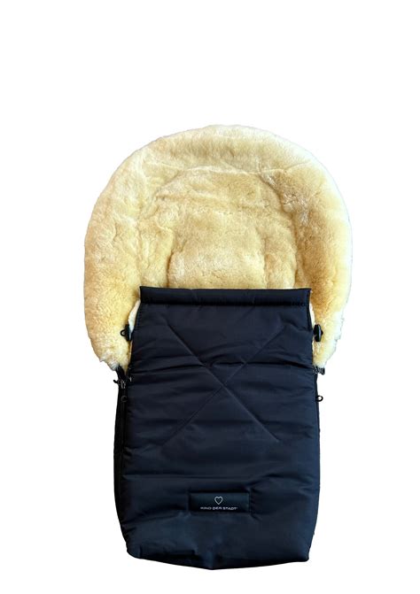 Illustration eines Kinderwagens mit einem Kind im Fußsack im Schnee