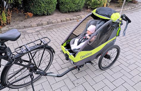 Grafik, die die verschiedenen Einsatzmöglichkeiten eines Fußsacks zeigt (Kinderwagen, Babyschale, Fahrradanhänger)