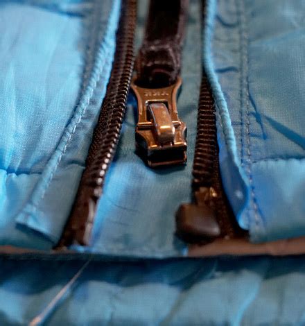 Detailaufnahme der Gurtschlitze und des Reißverschlusses eines Fußsacks