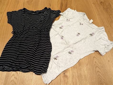 Verschiedene Modelle von Stillshirts mit unterschiedlichen Öffnungsmechanismen