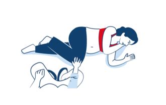 Schwangere Frau bei einer sanften Massage in Seitenlage