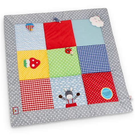 Eine Krabbeldecke mit bunten Spielzeugen, die Babys mehr Bewegungsfreiheit bietet.