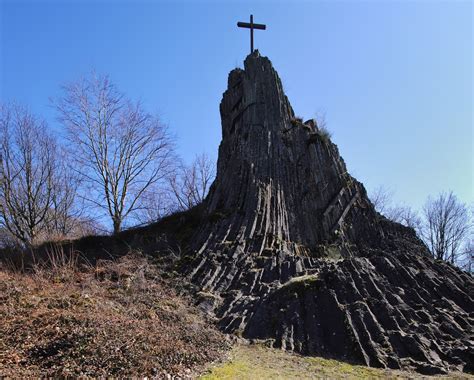 Kegelförmiger Basaltfelsen des Druidensteins mit umliegender Landschaft