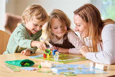 Foto des Familienzentrums Kikiflo mit spielenden Kindern und Eltern