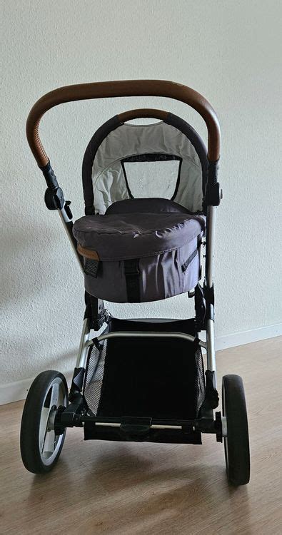 Detailaufnahme des Mutsy Kinderwagengestells mit großen Hinterrädern und kleineren Vorderrädern