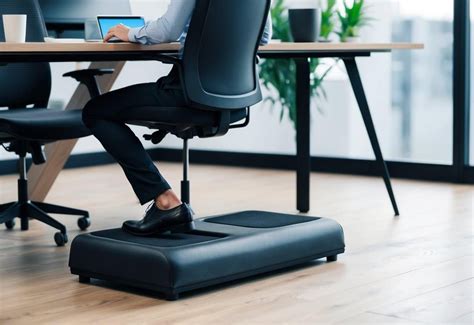 Illustration, die die verstellbare Rückenlehne und Fußstütze eines Mutsy Kinderwagens zeigt