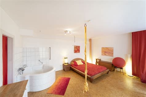 Innenansicht eines Geburtsraumes im Geburtshaus Paderborn mit einer Geburtsbadewanne und Geburtsutensilien