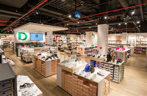 Innenansicht einer modernen Deichmann-Filiale mit Schuhregalen