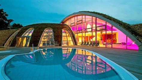 Innenansicht der Toskana Therme mit verschiedenen Solebecken und entspannender Lichtatmosphäre.