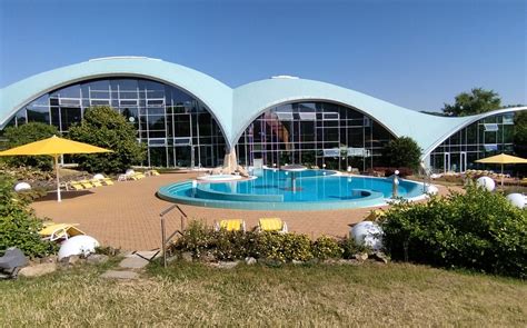 Übersicht des Freibads Bad Sulza mit Mehrzweckbecken, Sprunganlage und Liegewiesen.