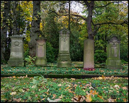 Impressionen der Lichtkunst-Aktion auf dem Westfriedhof Unna mit beleuchteten Grabstätten und Skulpturen