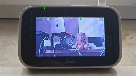 Detailansicht des Bildschirms eines Video-Babyphones mit klarem Bild des Babys