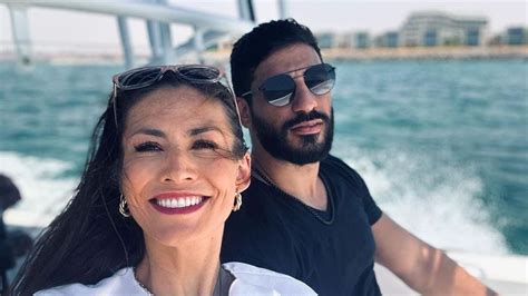 Ein Partner freut sich über die Schwangerschaftsverkündung