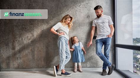 Eine Familie freut sich über die Schwangerschaftsverkündung