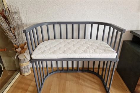 Multifunktionales Beistellbett, das in verschiedene Möbelstücke umgewandelt werden kann