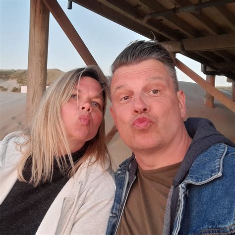 Eine Auswahl an Nirvana-Merchandise-Artikeln: ein Pullover, ein Baby-Strampler und ein Vinyl-Album.