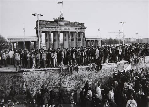 Menschen auf der Berliner Mauer Ende 1989