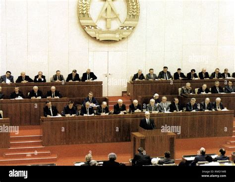 Abgeordnete der Volkskammer der DDR bei einer Sitzung