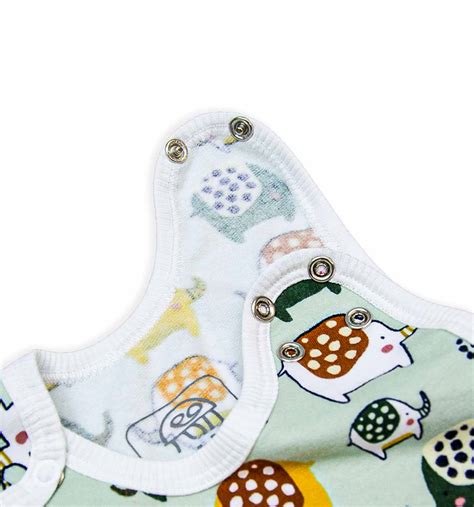 Detailansicht eines Schlafoveralls mit Druckknöpfen und integrierten Füßlingen