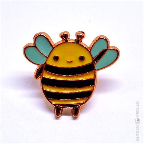 Collage verschiedener Schlafoveralls mit unterschiedlichen Motiven und Farben