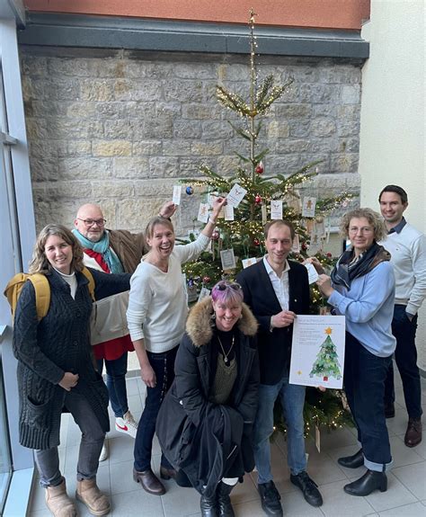 Eine Aufnahme des Charity-Baumes mit vielen Wunschzetteln, die von Kindern beschriftet wurden.