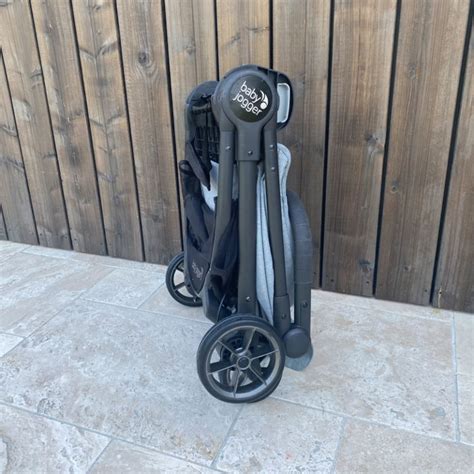 Übersicht der getesteten Reisebuggys mit Fokus auf kompaktes Faltmaß und Liegefunktion