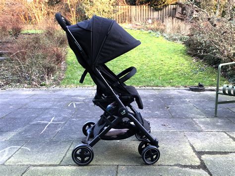 Maxi-Cosi Lara 2 im zusammengeklappten Zustand, um die Kompaktheit zu zeigen