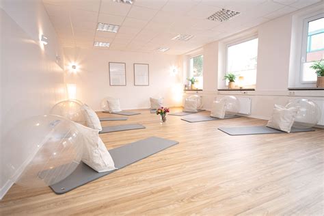 Foto eines modernen Empfangsraums einer Hebammenpraxis mit gemütlicher Atmosphäre