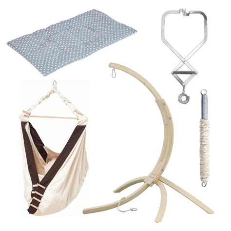 Illustration einer Eltern-Kind-Interaktion mit Babyhängematte