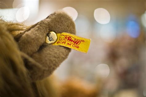 Details eines Steiff Teddybären: gestickte Augen, Knopf im Ohr, weiches Fell