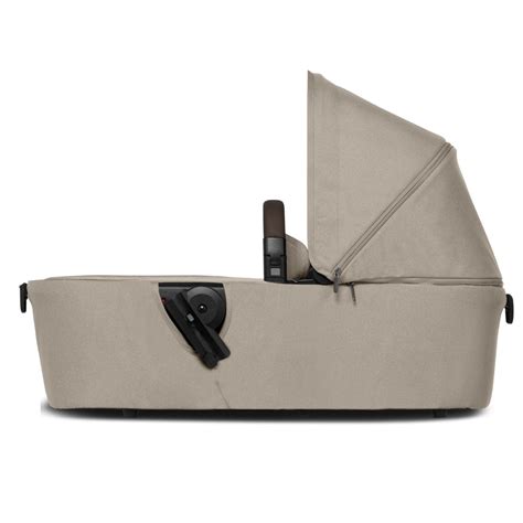 Illustration eines Babys, das im Joolz Kinderwagensitz sicher und bequem sitzt.