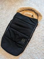 Collage aus verschiedenen Joolz Zubehörteilen wie Fußsack, Wickeltasche und Regenverdeck.