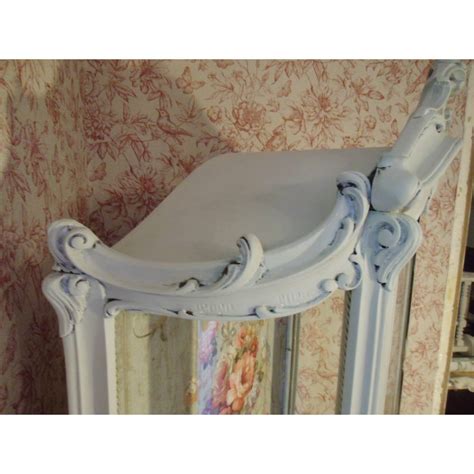 Dekoratives Shabby Chic Babybett mit aufwendigen Schnitzereien und pastellfarbener Patina.