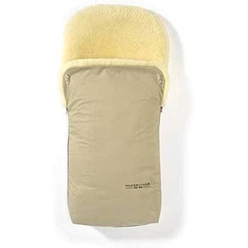 Nahaufnahme von Lammfell-Innenfutter eines Babyschalen-Fußsacks.