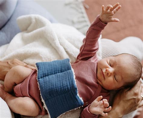 Nahaufnahme der Materialien des Naturkind Tragenests: Schurwolle, Kokosmatte, Erlenholz