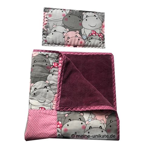 Detail einer Babydecke mit Tiermotiv