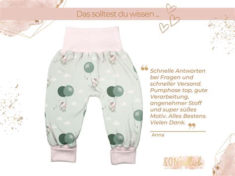 Illustration von Mulltüchern, einer Wickelunterlage, Pumphosen, Spucktüchern, Babymütze und Babydecke.