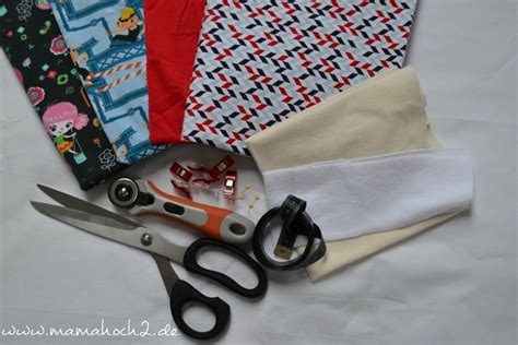 Collage mit den benötigten Materialien: Jersey-Stoff, Bündchenware, Stoffschere, Stecknadeln, Nähmaschine.